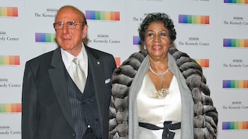 Clive Davis junto a Aretha Franklin, en la gala de la 38ª edición anual de los Kennedy Center Honors, el sábado 5 de diciembre de 2015 (Foto: Ron Sachs-Pool via Getty Images/AFP)