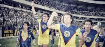 Los jugadores de América celebran el título conseguido en el estadio de Querétaro (Foto: Especial)