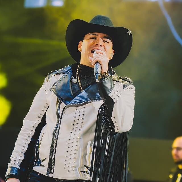 El episodio revivió anécdotas del cantante, entre ellas una experiencia inusual con una pareja de fanáticos que le propuso cumplir una fantasía sexual - crédito @yeison_jimenez/Instagram