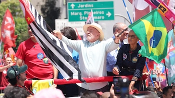 La última encuesta da a Lula una ligera ventaja sobre Bolsonaro en víspera de las elecciones brasileñas