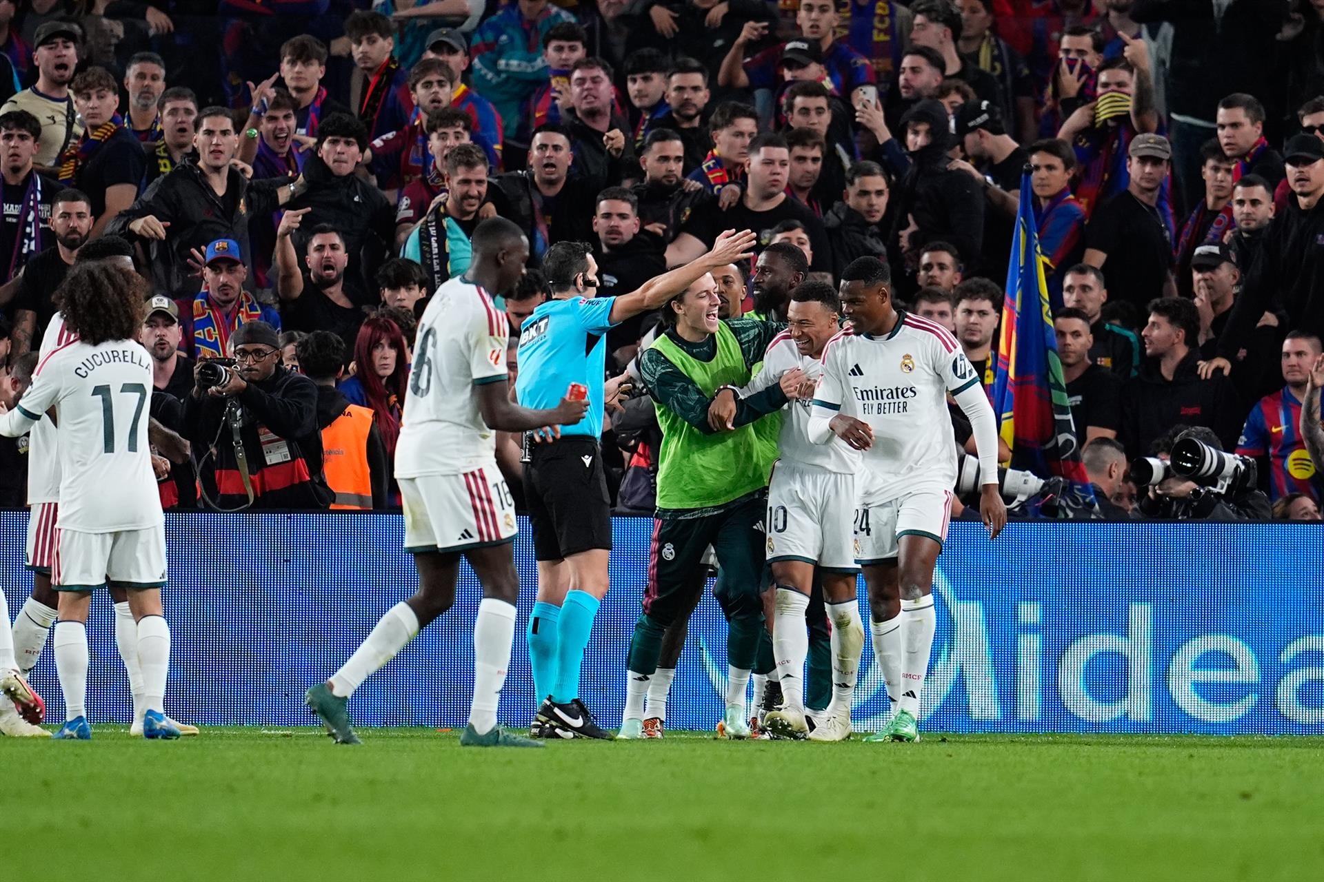 El FC Barcelona cierra su grada de animación ante el Alavés por "conductas contrarias a los valores del deporte"