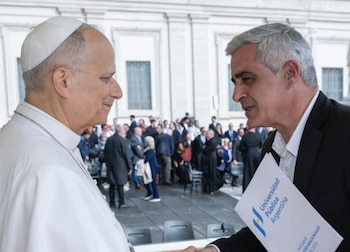 El rector de la Universidad Nacional de Rosario le entregó al papa León XIV una carta con duras críticas al Gobierno