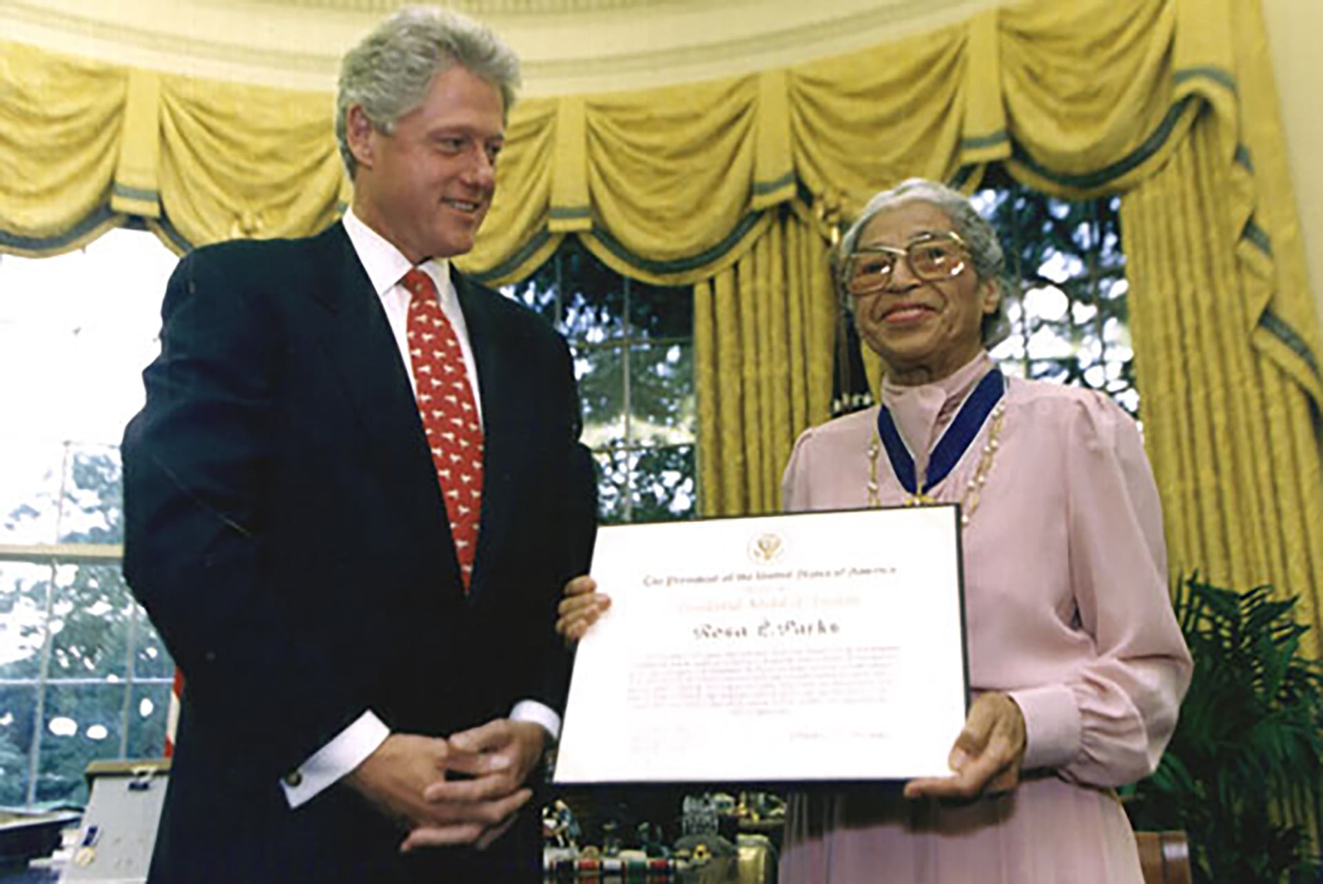 El Congreso de Estados Unidos concedió a Rosa Parks la Medalla de Oro en 1999, tres años después de la entrega de la Medalla Presidencial de la Libertad por parte de Bill Clinton (Foto)