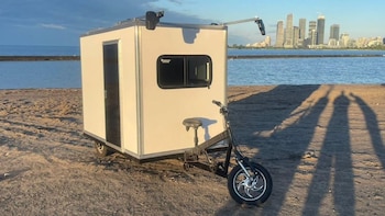 Un carpintero creó pequeñas casas