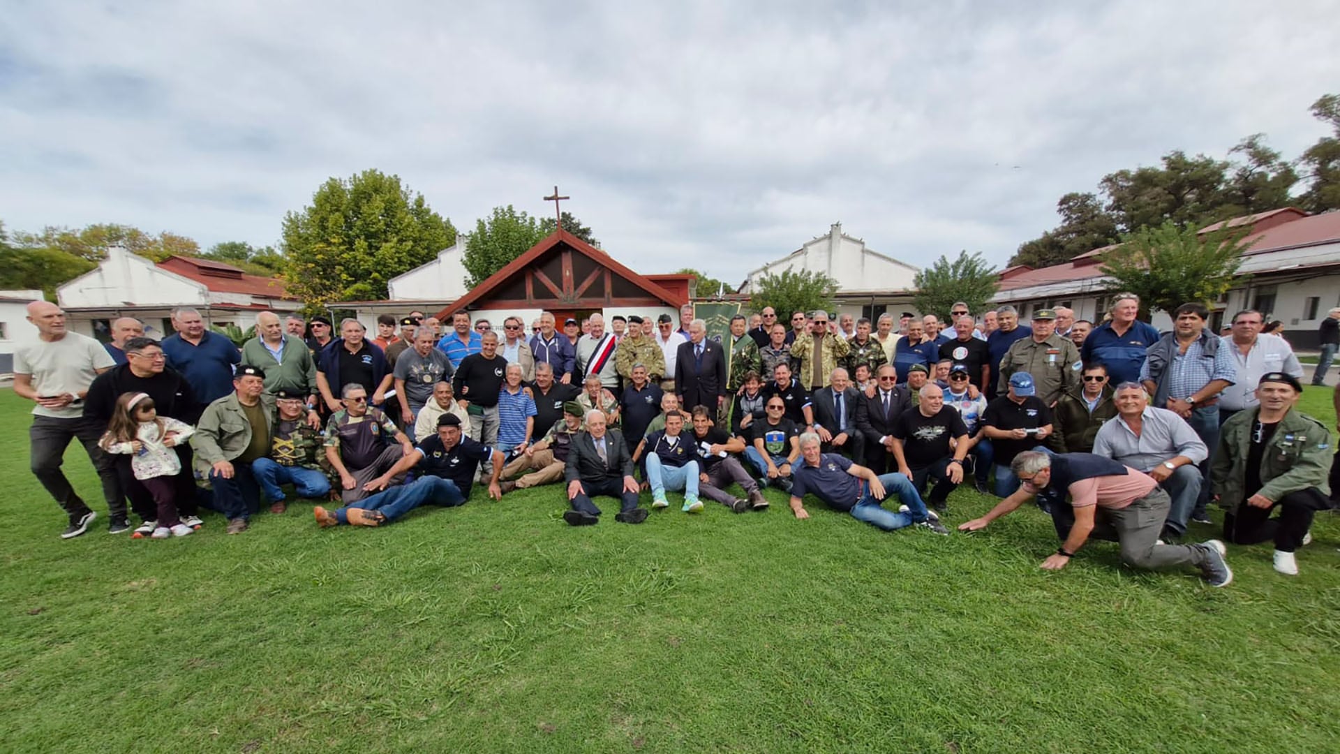 En el mismo lugar donde 44 años atrás partían a Malvinas, los veteranos del 6 rodean a su antiguo jefe