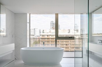 Baños revestidos en mármol calacatta