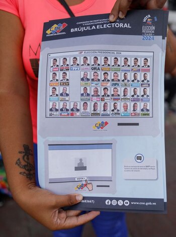 Una mujer muestra un volante