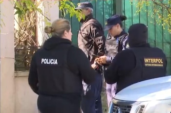 Operativo en la casa frente de un abusador buscado desde 2024 (Captura Telemundo/Canal 12)