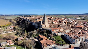 La localidad de Castilla y León donde se avistará el eclipse solar total: una plaza monumental y pasadizos secretos antiguos