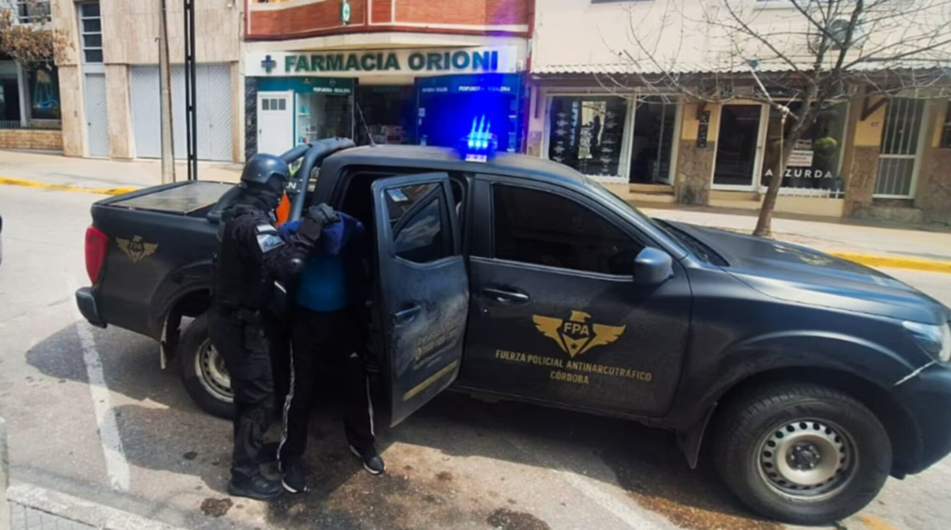 Trasladron al detenido que vendía cocaína a metros de un instituto de formación superior en la localidad cordobesa de Mina Clavero (Fotos: Ministerio Público de Acusación de Córdoba)