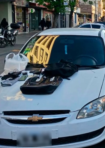 El corsa blanco en el que se movían los tres delincuentes