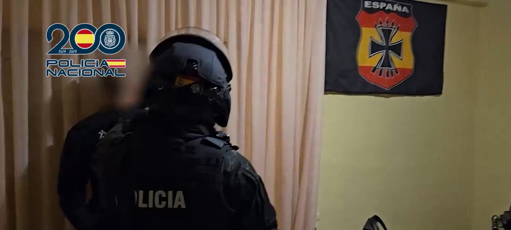 Uno de los detenidos, escoltado por un agente (Policía Nacional)