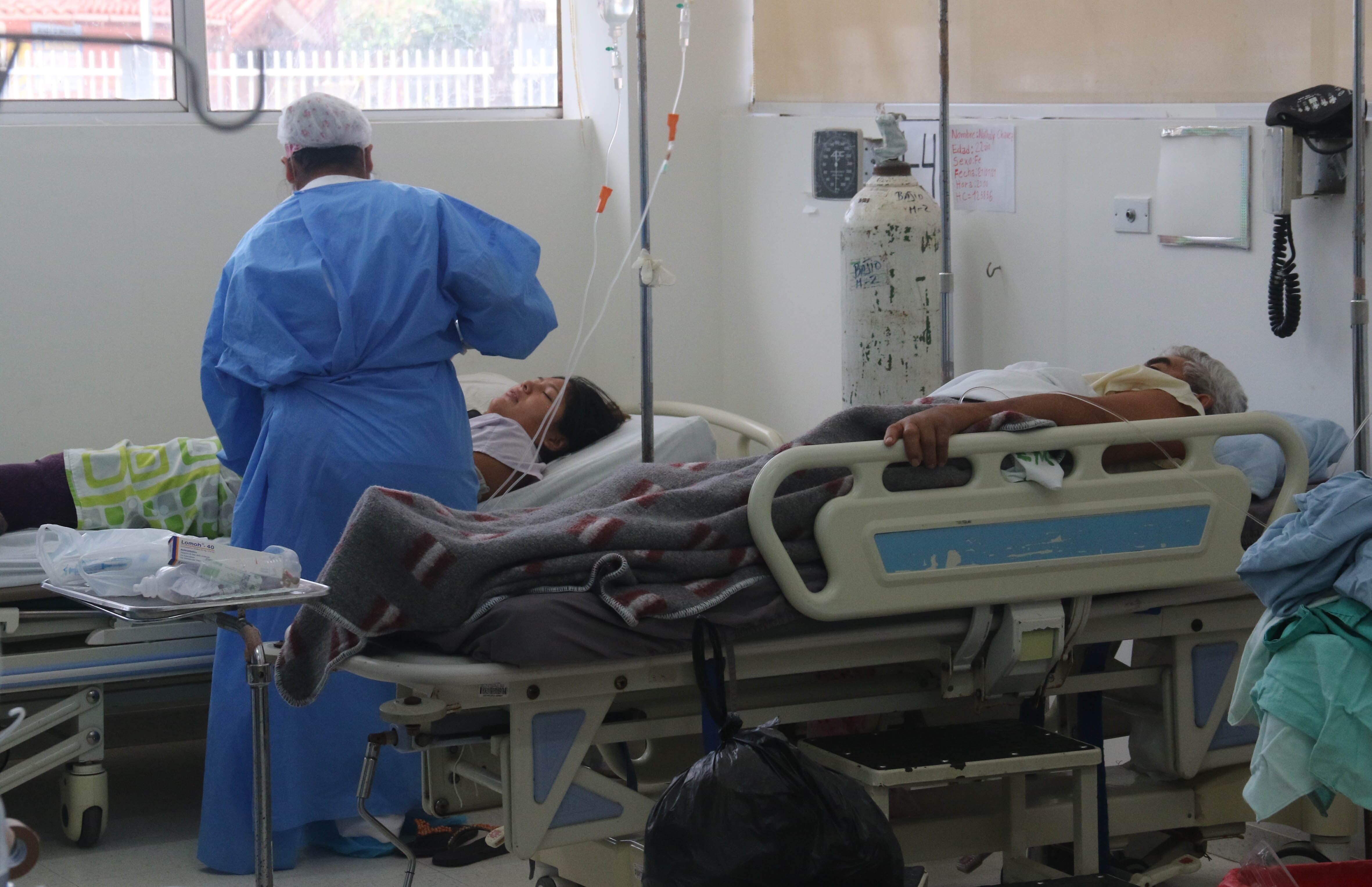 Personal médico atiende pacientes en el Hospital El Bajío en la ciudad de Santa Cruz Bolivia (Bolivia), en una fotografía de archivo. EFE/Juan Carlos Torrejon