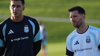 Messi al lado de Balerdi durante los entrenamientos, en Texas. - Crédito: AFA