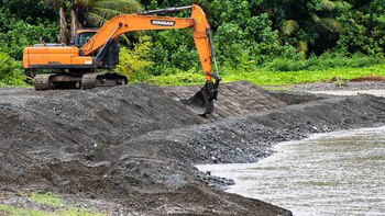 El operador de una excavadora
