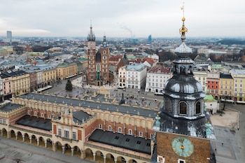 El casco antiguo y el barrio judío de Kazimierz en Cracovia están peatonalizados, preservando el patrimonio arquitectónico y facilitando la visita de turistas (REUTERS/Kuba Stezycki)