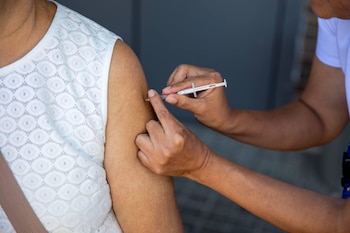 La confirmación de casos de sarampión en El Salvador genera una alerta sanitaria por el riesgo de brotes y la necesidad de reforzar la vacunación. (Cortesía: Ministerio de Salud)