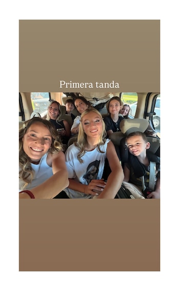 Micaela Viciconte y Allegra Cubero, ambas rubias y sonrientes, en primer plano de una selfie grupal dentro de un vehículo junto a otros jóvenes