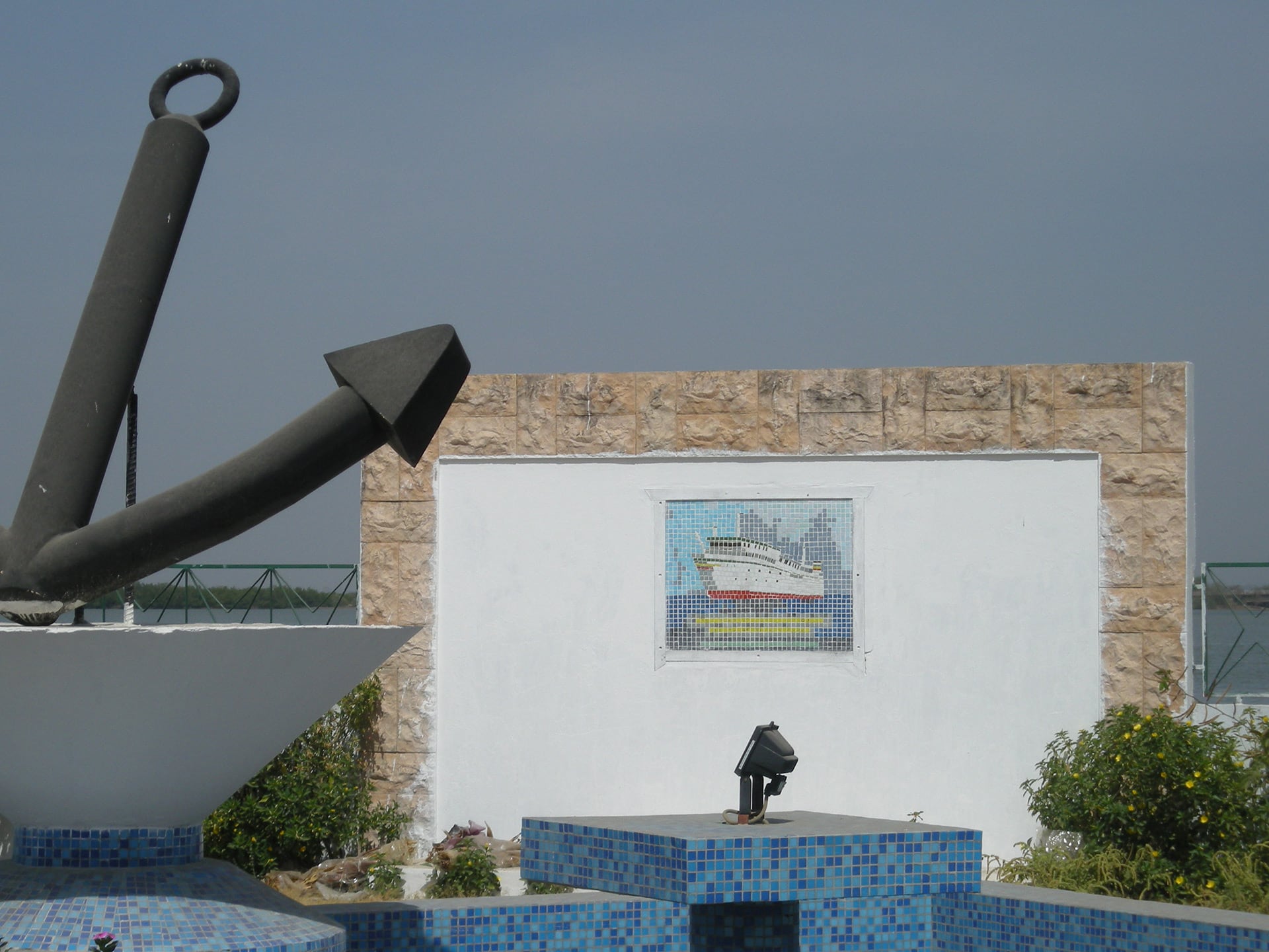 Monumento conmemorativo del naufragio del Joola, en el que murieron 1.863 personas, el 26 de septiembre de 2002 (Wikipedia)