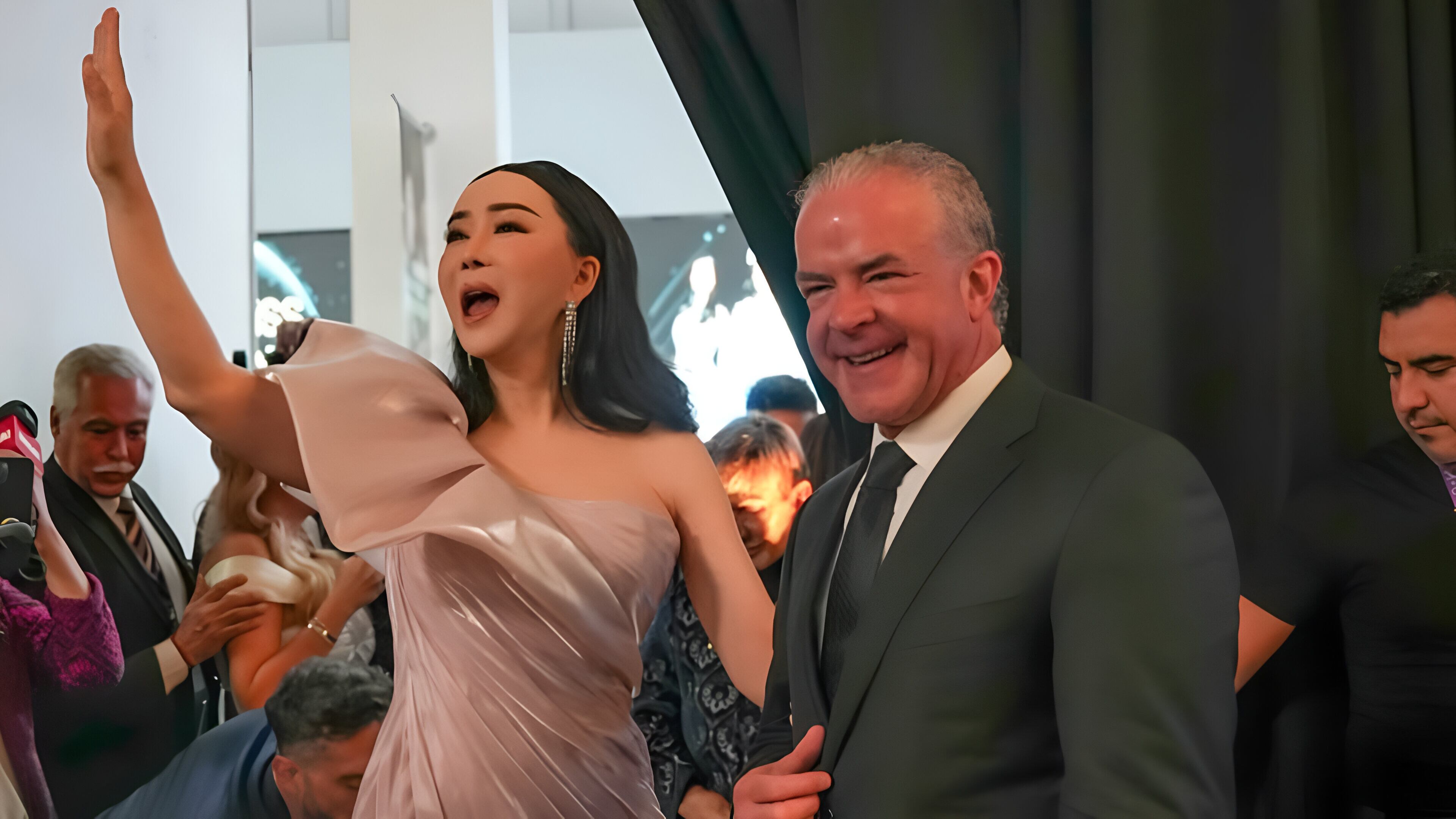 Los copropietarios de Miss Universo enfrentan investigaciones por fraude y asociación delictiva, respectivamente. (@missuniverse, Instagram)