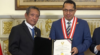 Absalón Vásquez recibe la credencial de senador de manos de Roberto Burneo.