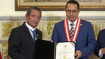 JNE entrega credencial de senador a Absalón Vásquez ante negativa de Rafael López Aliaga de asumir el cargo