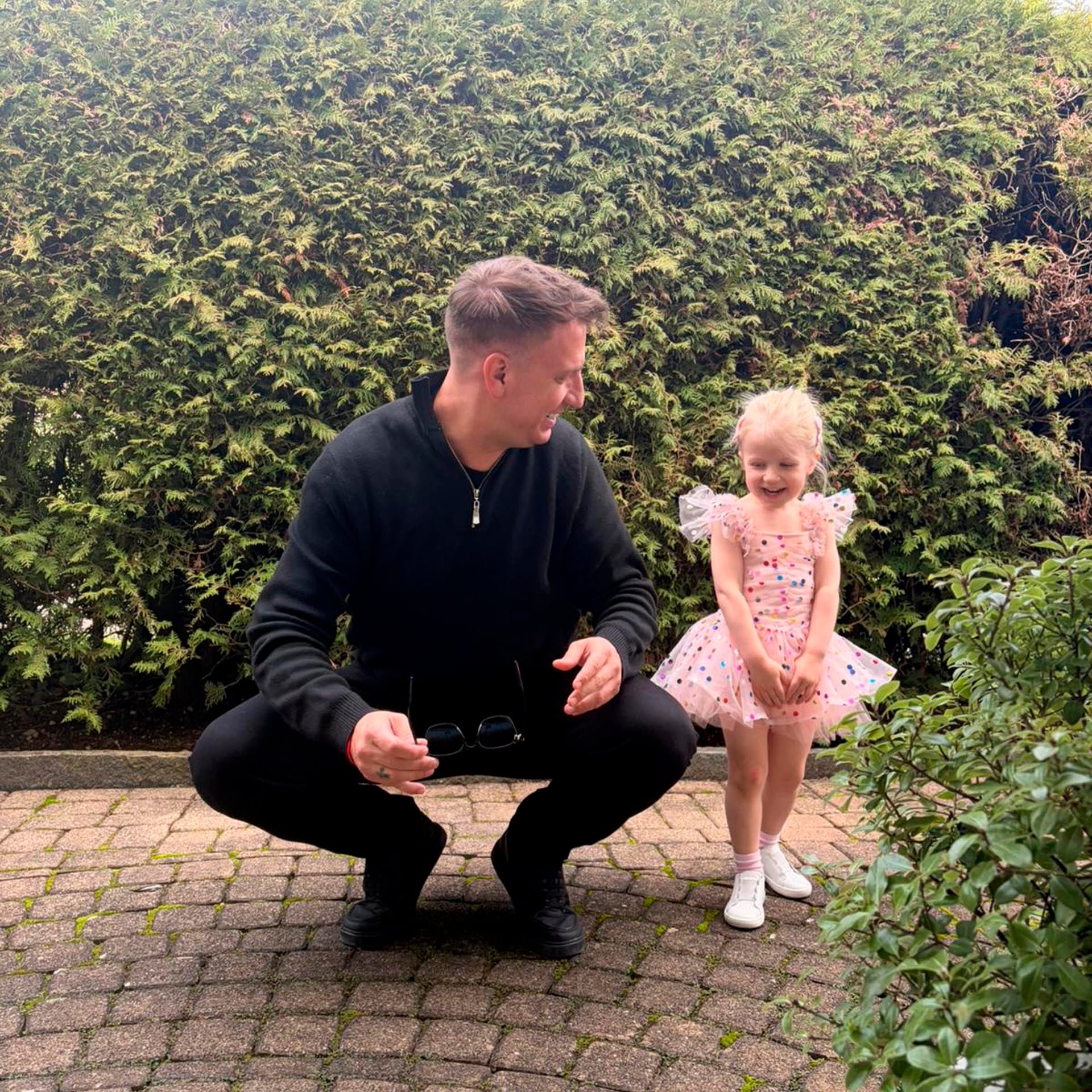 El cumpleaños de Elle en Suiza se convierte en una celebración temática de fantasía, con detalles de princesas y hadas