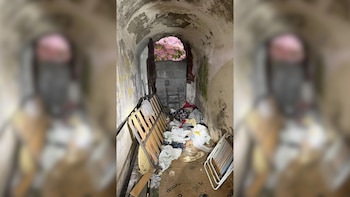 Los bomberos descubren en Ceuta un refugio de migrantes en un túnel militar abandonado tras sofocar un incendio: había colchones, comida, ollas y balsas hinchables en su interior