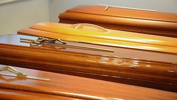 Trabajadores de funerarias alertan por