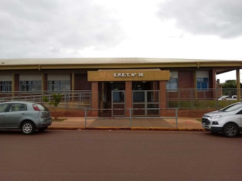 El frente del colegio público