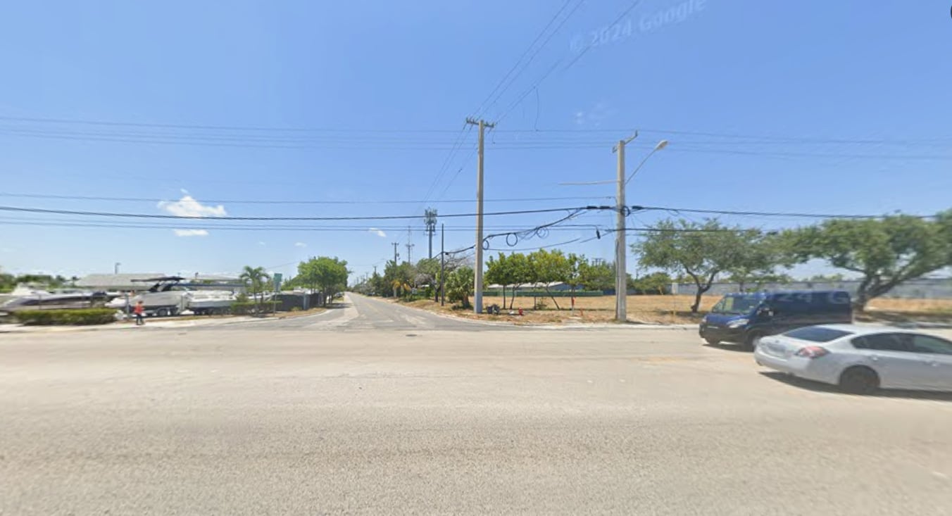 Las autoridades mantuvieron cerrado el tramo de North Dixie Highway por cuatro horas para la realización de trabajos forenses y de investigación (Captura Google Maps)