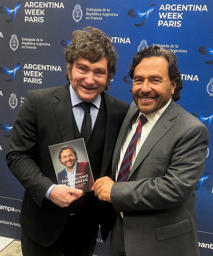 El mandatario salteño le regaló su libro al presidente, Javier Milei, durante su viaje a Francia para formar pare del evento Argentina Week París