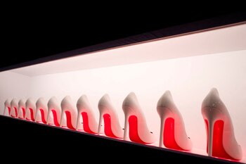 Exhibición de zapatos de lujo