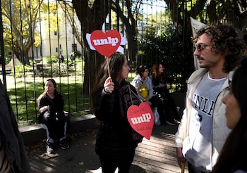 Estudiantes y trabajadores de la UNLP se dirigen a la Marcha Federal Universitaria
