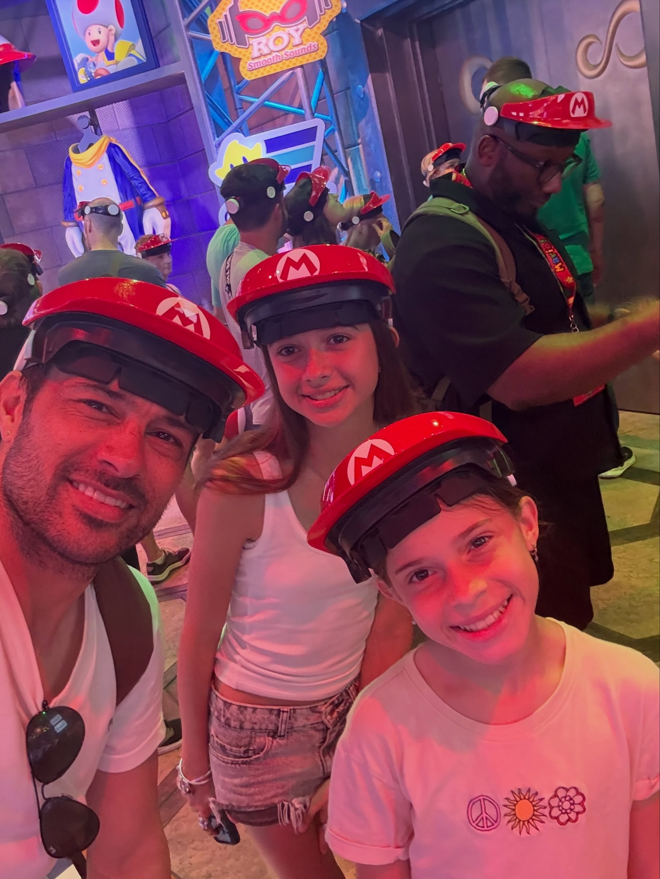 Cvitanich y sus hijas lucieron los sombreros de Mario Bros. durante la dinámica de uno de los juegos