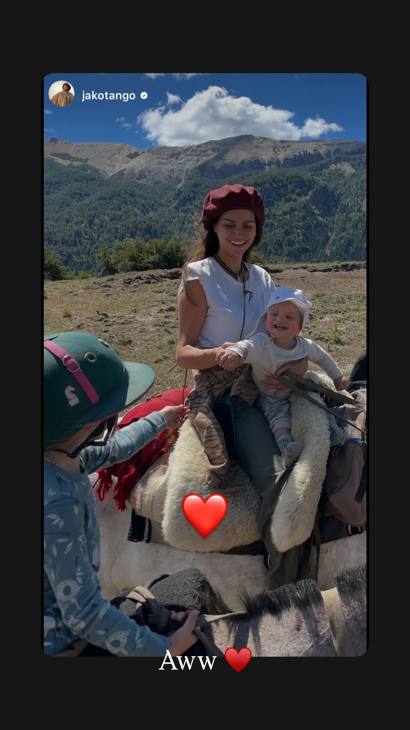 Zaira Nara pasea a caballo junto a sus dos hijos en un entorno montañoso en una imagen difundida por el empresario en redes sociales