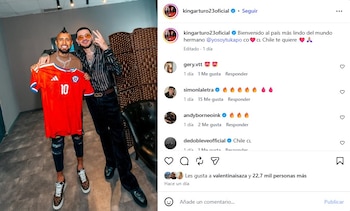 Vidal le obsequió su camiseta de la selección de Chile al cantante colombiano, tras conocerlo en los camerinos - crédito @kingarturo23oficial/Instagram