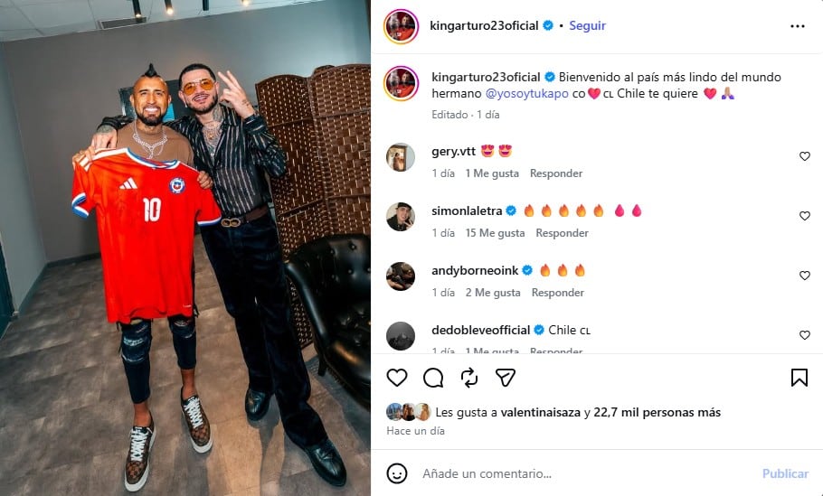 Vidal le obsequió su camiseta de la selección de Chile al cantante colombiano, tras conocerlo en los camerinos - crédito @kingarturo23oficial/Instagram