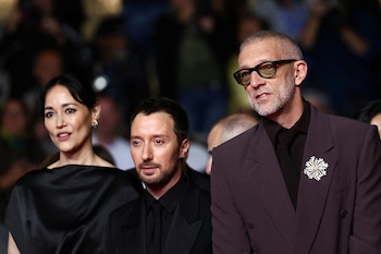 El director creativo de Yves Saint Laurent Anthony Vaccarello y los actores Vincent Cassel y Sandrine Holt en la alfombra roja por la proyección de la película "Les linceuls" (Los sudarios) en el 77º Festival de Cine de Cannes, en Cannes, Francia, el 20 de mayo de 2024. REUTERS/Yara Nardi REUTERS/Yara Nardi