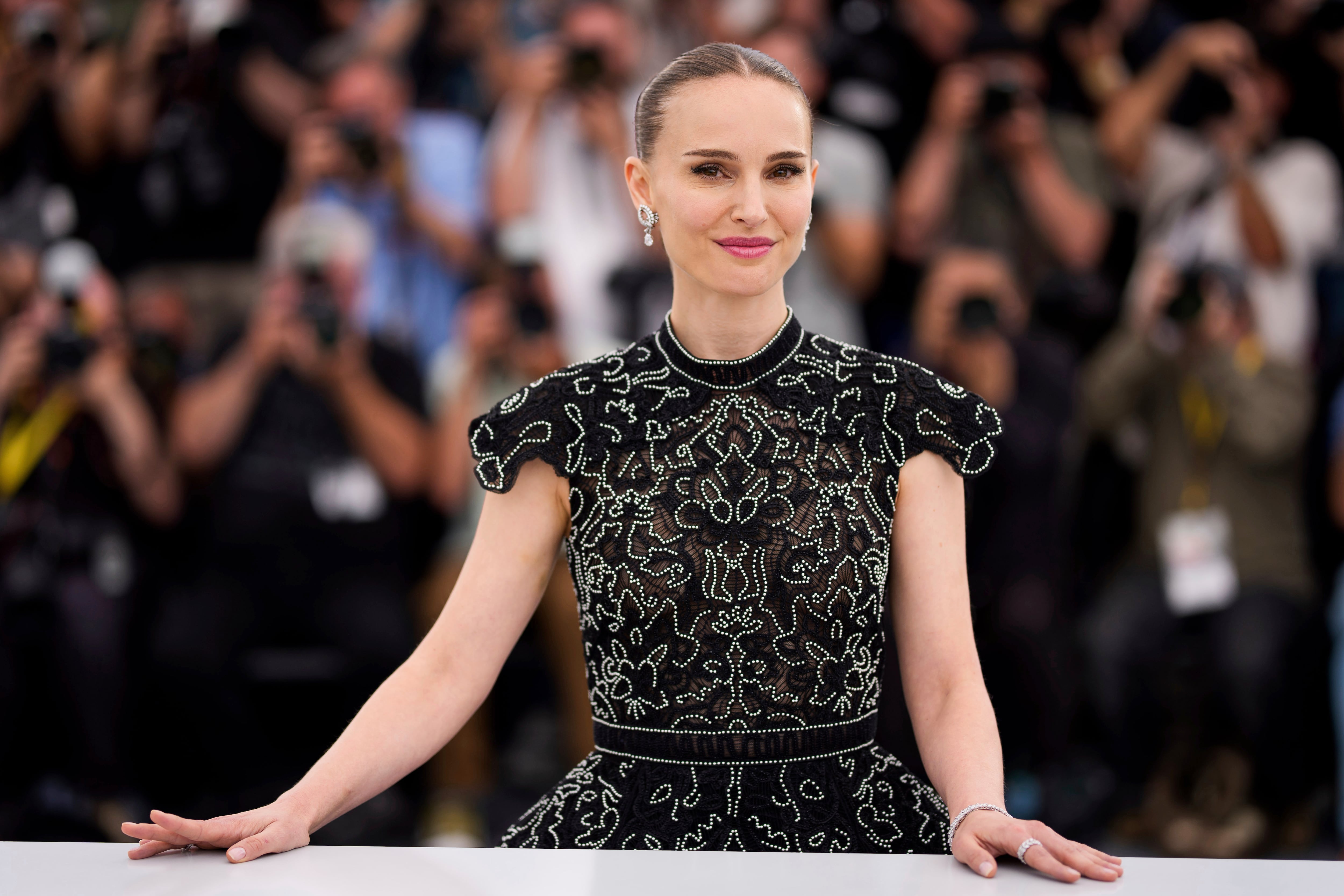 Natalie Portman contó que encontró muchas diferencias culturales entre Francia y Estados Unidos. (AP)