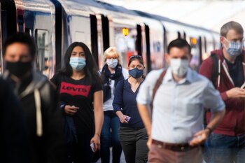 Pasajeros con mascarillas en la