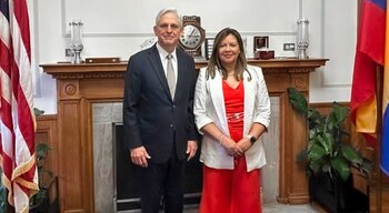 La fiscal de Colombia Luz Adriana Camargo y el fiscal de EE. UU. Merrick B. Garland
