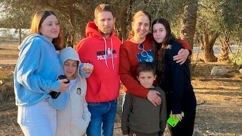 Agam junto a sus padres