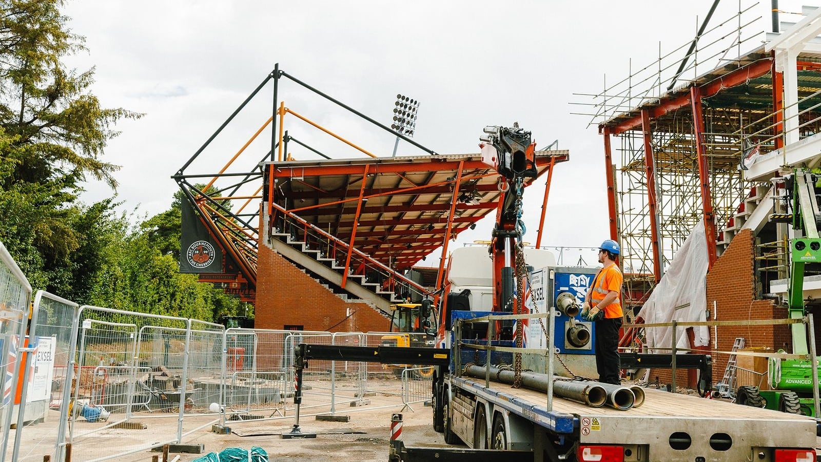 La remodelación del Vitality Stadium ronda los 100 millones de dólares y mantiene sectores cerrados a pocos días del partido (AFC Bournemouth)