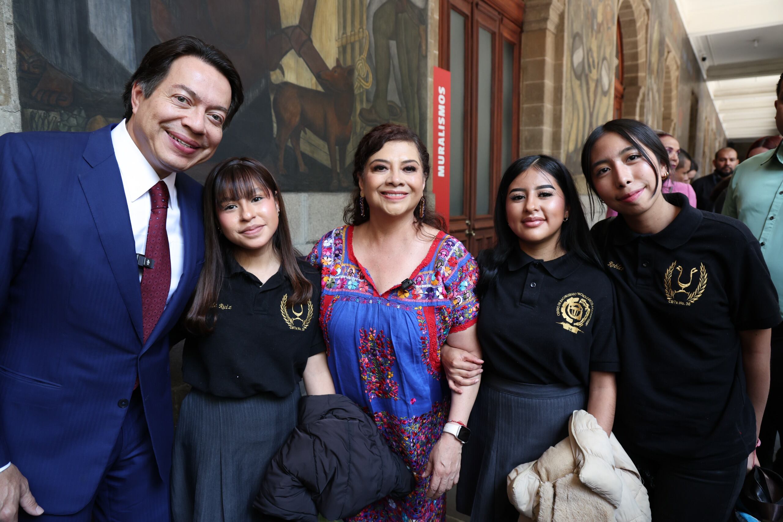 Clara Brugada y Mario Delgado en entrega de apoyos. Foto: Jefatura de Gobierno