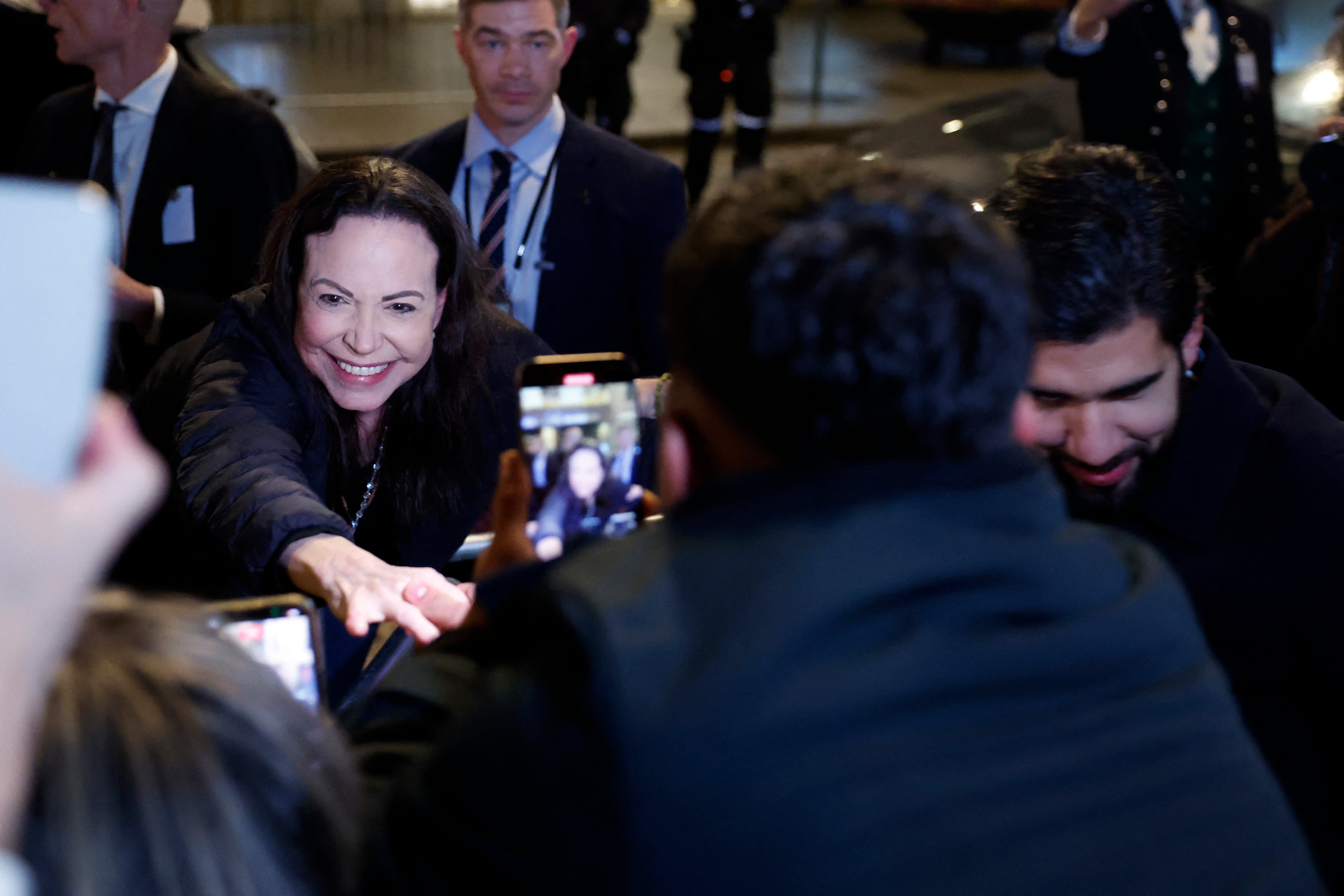La líder reapareció en público el jueves por primera vez en casi un año, un día después de ausentarse de la ceremonia de entrega del Premio Nobel de la Paz en Oslo, donde su hija Ana Corina Sosa recibió el galardón (REUTERS)