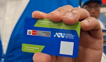 Una mano sujeta una tarjeta azul con detalles verdes. La tarjeta muestra los logos del Ministerio de Transportes y de la ATU, y la palabra "ESTUDIANTE"