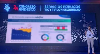 Rodolfo Anaya, en su exposición