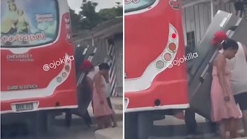 Una familia intenta subir una