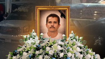 Féretro de color dorado, música